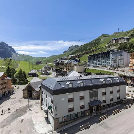 Coquet 4 Pers Avec Deco Montagne Et Balcon, Proche Des Pistes - Fr-1-404-354 Apartament La Mongie